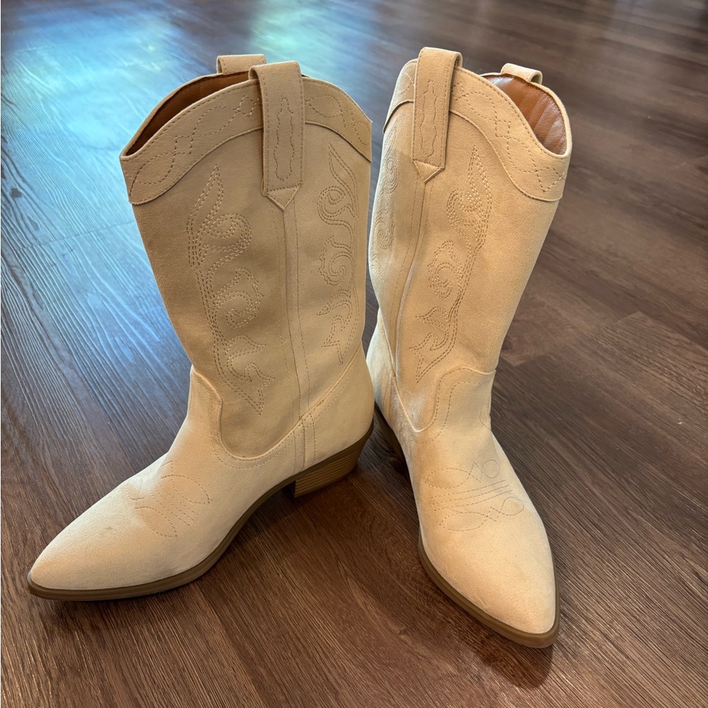 American Eagle Outfitters Cream Ankle Booties Suede Finish